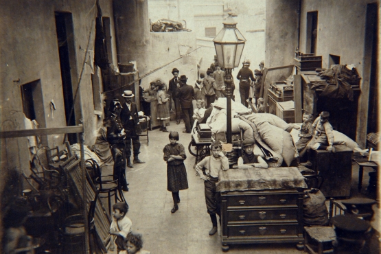 Conventillo de Buenos Aires. Inmigrantes en la gran huelga de inquilinos. Año 1907
