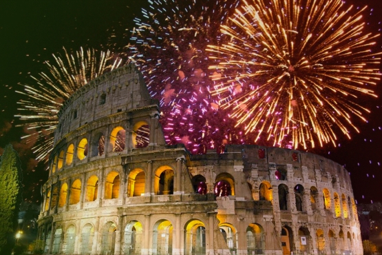 Festejos de fin de año con fuegos artificiales en el Coliseo de Roma