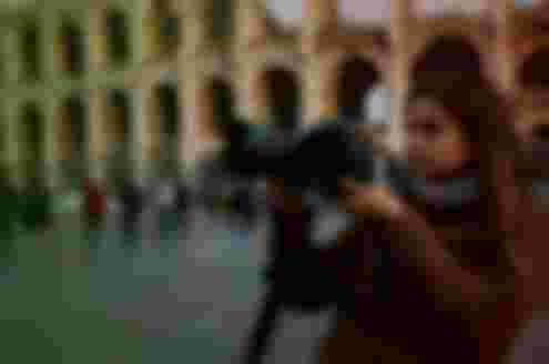 Una fotógrafa joven capturando la belleza de Roma