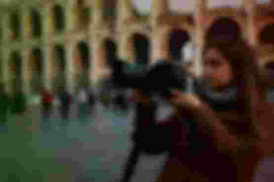 Una fotógrafa joven capturando la belleza de Roma