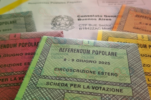 Imagen de las boletas electorales del referendum abrogativo 2025